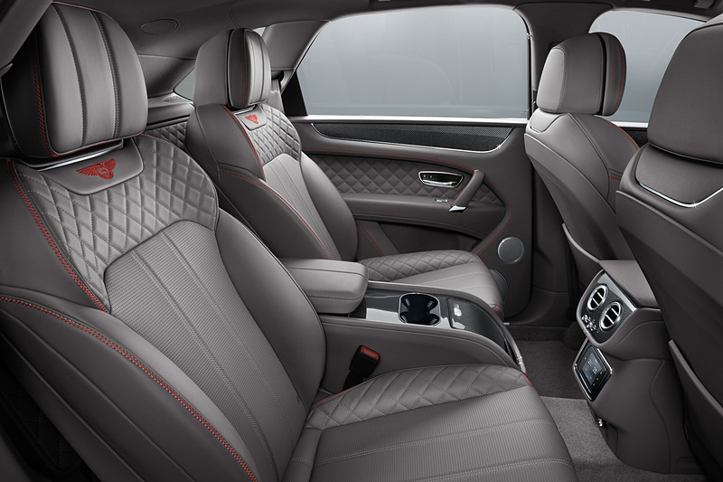 インテリアカラーは15色を設定し、5種類のカラースプリットも設定。ステアリングには新デザインのウッドとレザーのコンビタイプをオプション設定