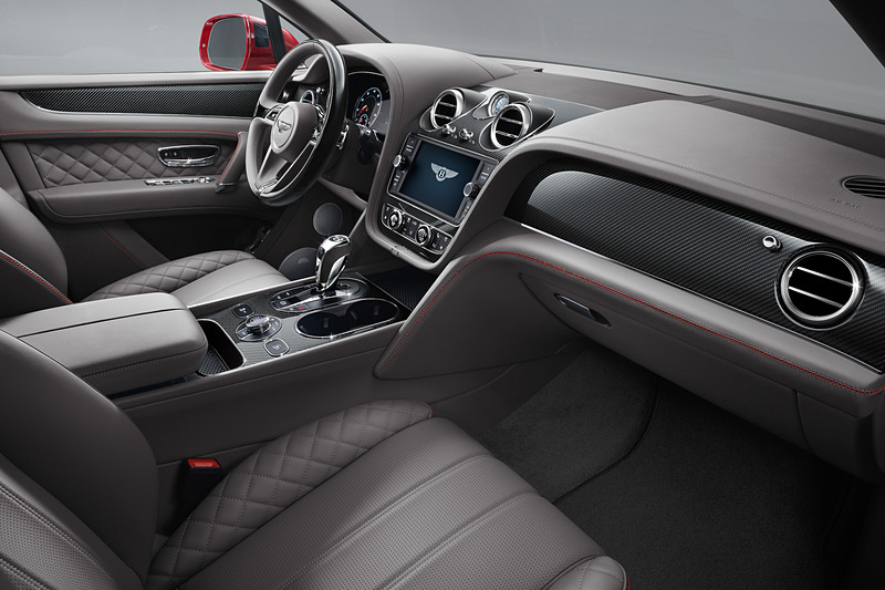 インテリアカラーは15色を設定し、5種類のカラースプリットも設定。ステアリングには新デザインのウッドとレザーのコンビタイプをオプション設定