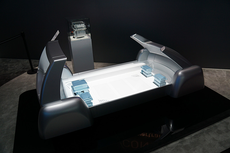 車両の大きさに合わせてIPUを基本にモーターとインバーターを搭載するMTU（Motor Unit）を複数台組み合わせて使用する