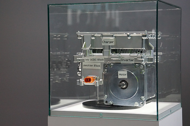 電源システム部（車載充電器、ジャンクションBox、インバータ、DC-DCコンバータ）と駆動部（モータ）を一体化させたIPU（Integrated Power Unit）の展示