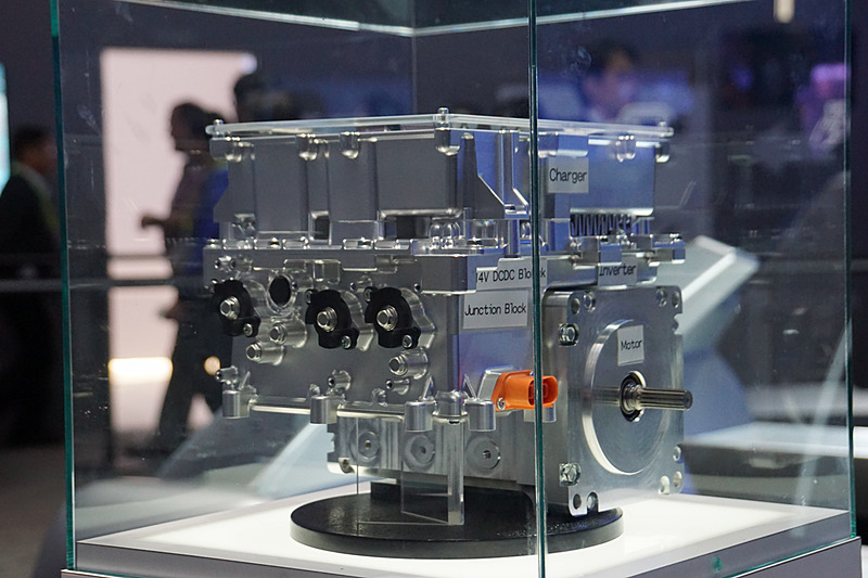 電源システム部（車載充電器、ジャンクションBox、インバータ、DC-DCコンバータ）と駆動部（モータ）を一体化させたIPU（Integrated Power Unit）の展示
