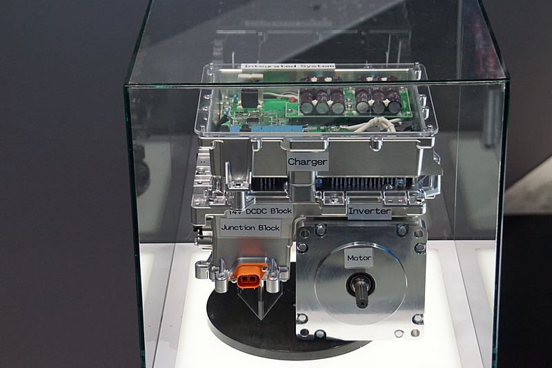 電源システム部（車載充電器、ジャンクションBox、インバータ、DC-DCコンバータ）と駆動部（モータ）を一体化させたIPU（Integrated Power Unit）の展示