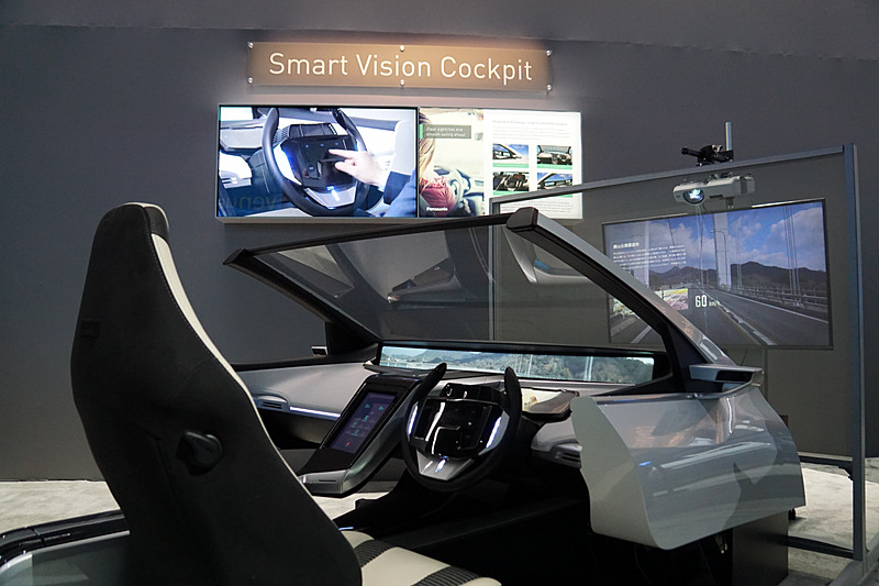 ADASレベル3/条件付き運転自動化を想定した「スマートビジョン コックピット」。超ワイドディスプレイと大画面HUD、ドライバーモニタリングシステムを採用したコックピットシステム