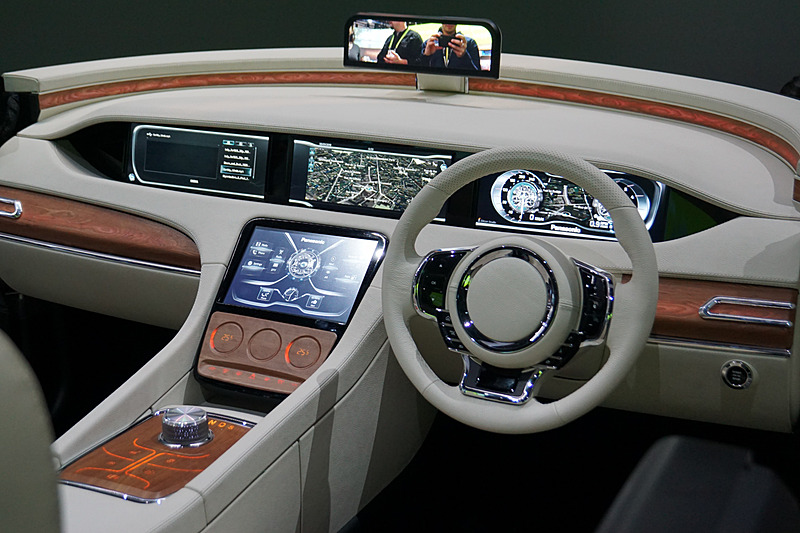 ADASレベル2/部分運転自動化を想定した「スマートデザイン コックピット」。4つのマルチディスプレイを連動させ、操作する人に合わせて操作画面を移動させたり、手の動きを正確に感知してストレスのない操作を可能にする「ジェスチャーコントロール」を実現する