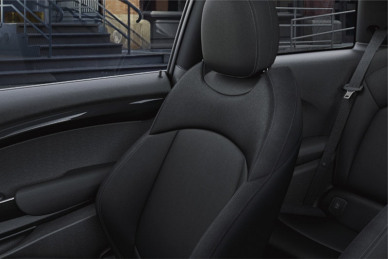 日本のMINIモデルで初めてとなるレザレット・シートを特別装備