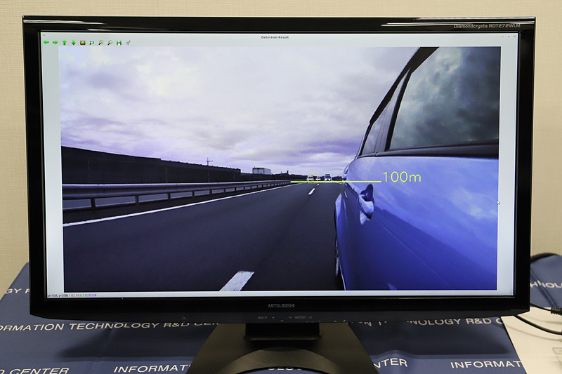 約100m離れていてもしっかりと検知・認識され、枠の色によって乗用車なのかトラックなのかを判断可能
