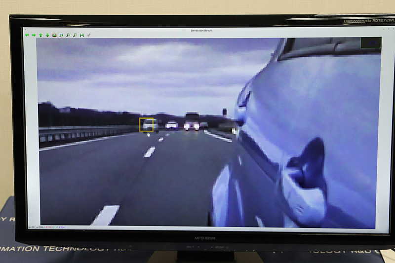 まだ前後の画像の統合を行なっていないため、対象物の認識を継続することができず、認識した対象物から枠が外れてしまうこともあるという。今後は継続して認識されるようなシステムの開発も検討しているとのこと