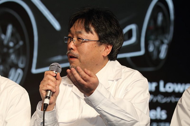 テストドライバーからの意見を取り入れてエアロを造形していく。このときはベースのカタチに対してダンボールやガムテープで変えたい形を追加して効果をみると言う小島氏。「意外と地味な作業の繰り返しなんです」とのこと