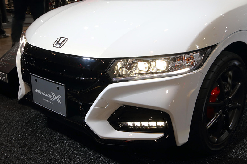 走り込んで仕上げたというエアロパーツの形状。特徴的なところはフェンダーからのラインが前方に伸びている箇所で、これはコーナリング時の回頭性のよさを作るための形状とのこと。こういった細かい部分こそ、デザイナー自らステアリングを握ることで納得できる形状となる