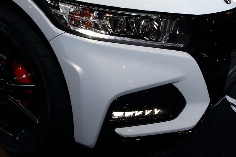 走り込んで仕上げたというエアロパーツの形状。特徴的なところはフェンダーからのラインが前方に伸びている箇所で、これはコーナリング時の回頭性のよさを作るための形状とのこと。こういった細かい部分こそ、デザイナー自らステアリングを握ることで納得できる形状となる