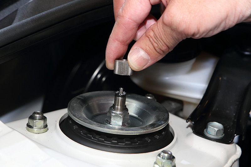 S660 Modulo X Conceptには前後とも減衰力5段階調整式のダンパーが組み込まれている。開発の順序としてはエアロパーツよりもサスペンションを先に開発するとのこと。ただ、エアロパーツのデザインも同時進行で進めるが、そのときに開発ドライバーから、空力の効果がほしいところ、逆に効かせすぎてはいけないところなどの情報が寄せられるので、小島氏はそれを参考にデザインしていくという