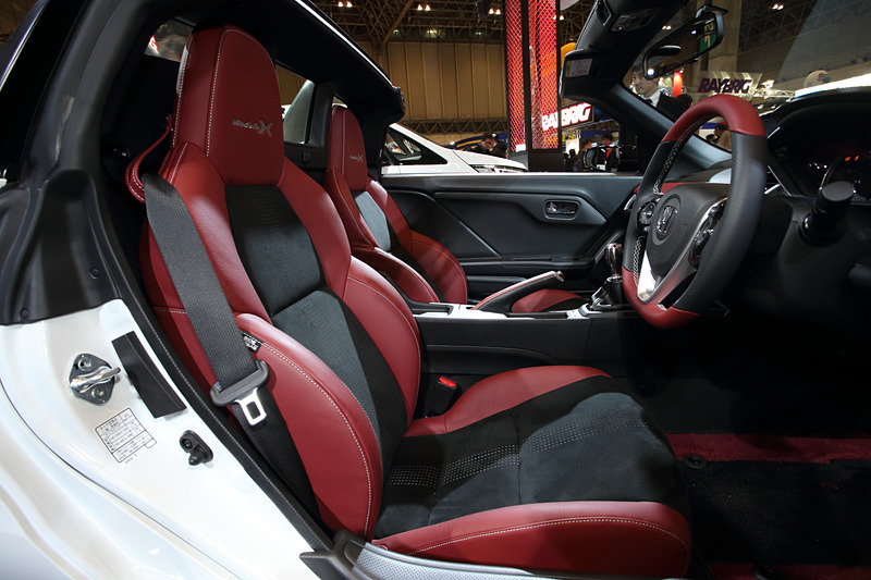 ロールトップに合わせてインテリアにはボルドーレッドが使われている。派手すぎないセンスのいい配色