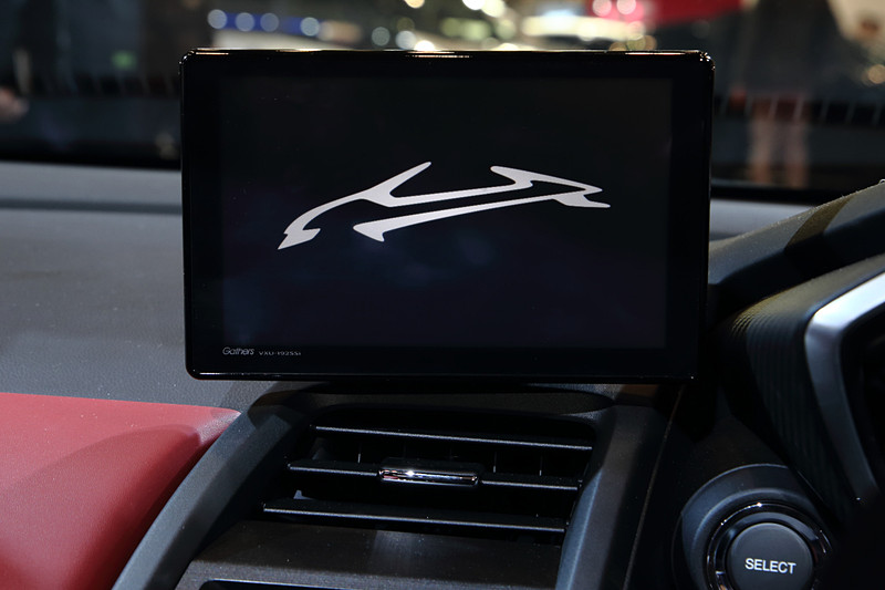 メーターパネル中央のデジタルスピードメーターにModulo Xのロゴを表示。また、開発中の試作品とのことだがS660 Modulo X Conceptにはホンダアクセス製の「スカイサウンドインターナビ」が装着されていた。モニターは７インチのVGA方式でタッチパネル式とのこと。S660ユーザーも発売が気になるアイテムだ