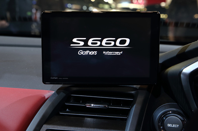 メーターパネル中央のデジタルスピードメーターにModulo Xのロゴを表示。また、開発中の試作品とのことだがS660 Modulo X Conceptにはホンダアクセス製の「スカイサウンドインターナビ」が装着されていた。モニターは７インチのVGA方式でタッチパネル式とのこと。S660ユーザーも発売が気になるアイテムだ