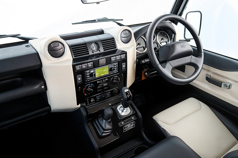 レカロ製スポーツシートやダッシュボードなどにウィンザーレザーを使用。センターコンソールに「クラシック・インフォテインメント・システム」を装備する