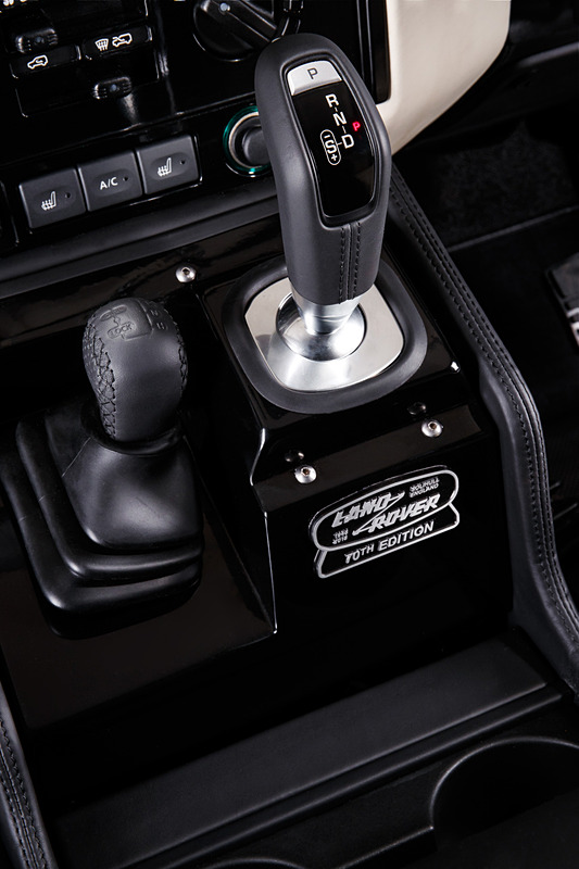 レカロ製スポーツシートやダッシュボードなどにウィンザーレザーを使用。センターコンソールに「クラシック・インフォテインメント・システム」を装備する