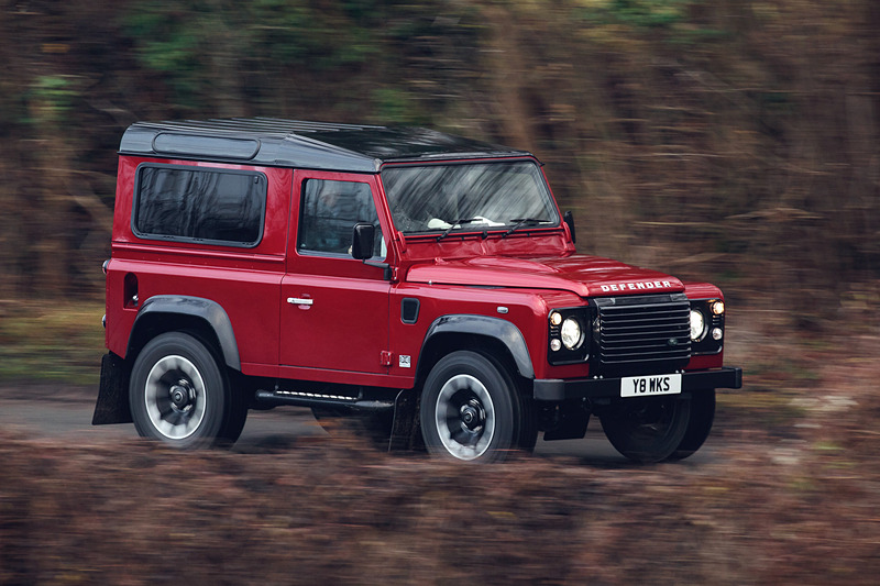 V型8気筒5.0リッター自然吸気エンジンは最高出力405PS/6000rpm、最大トルク515Nm/5000rpmを発生。0-60mph加速5.6秒、最高速106mphを実現して「ランドローバー史上最もパワフルで最速なモデル」となっている