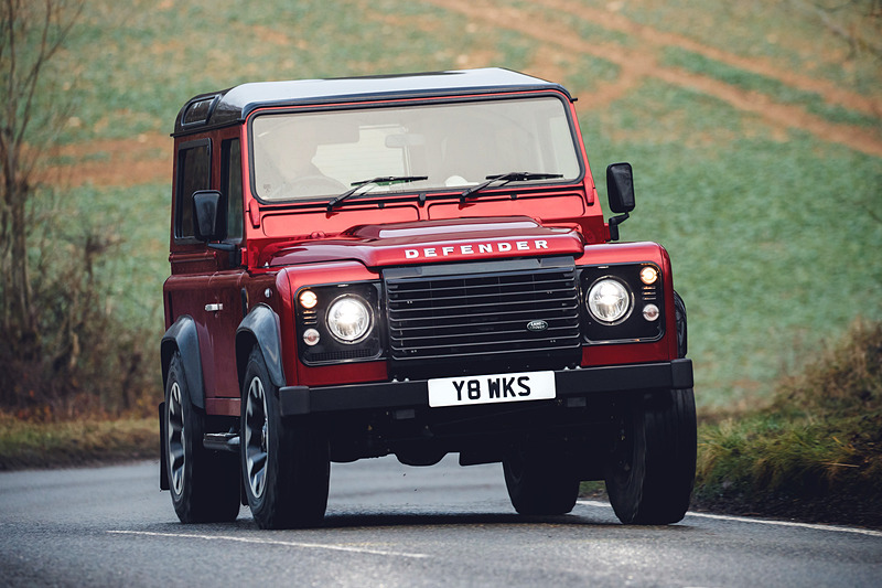 V型8気筒5.0リッター自然吸気エンジンは最高出力405PS/6000rpm、最大トルク515Nm/5000rpmを発生。0-60mph加速5.6秒、最高速106mphを実現して「ランドローバー史上最もパワフルで最速なモデル」となっている