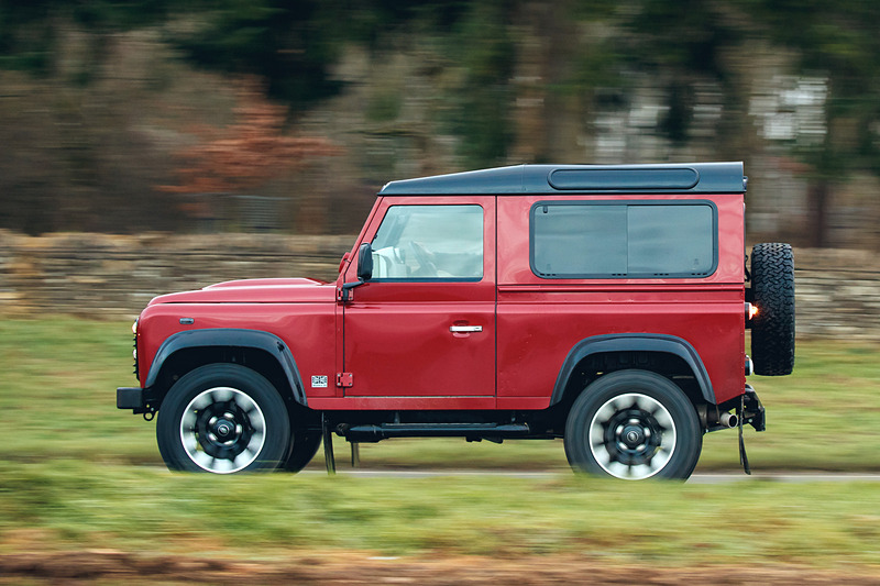 V型8気筒5.0リッター自然吸気エンジンは最高出力405PS/6000rpm、最大トルク515Nm/5000rpmを発生。0-60mph加速5.6秒、最高速106mphを実現して「ランドローバー史上最もパワフルで最速なモデル」となっている