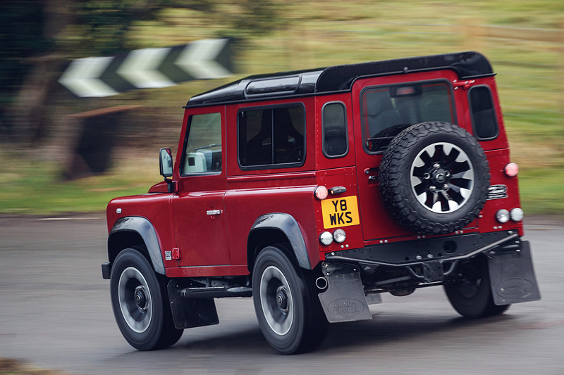 V型8気筒5.0リッター自然吸気エンジンは最高出力405PS/6000rpm、最大トルク515Nm/5000rpmを発生。0-60mph加速5.6秒、最高速106mphを実現して「ランドローバー史上最もパワフルで最速なモデル」となっている