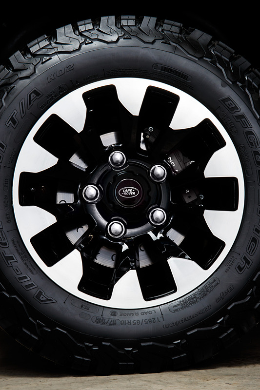 特徴的なダイヤモンドターニング加工の18インチ“Sawtooth”アロイホイールを装着