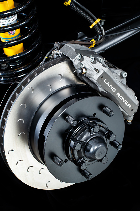 足まわりでは改良版ブレーキ、ハンドリングキット（スプリング、ダンパー、アンチロールバー）を採用する