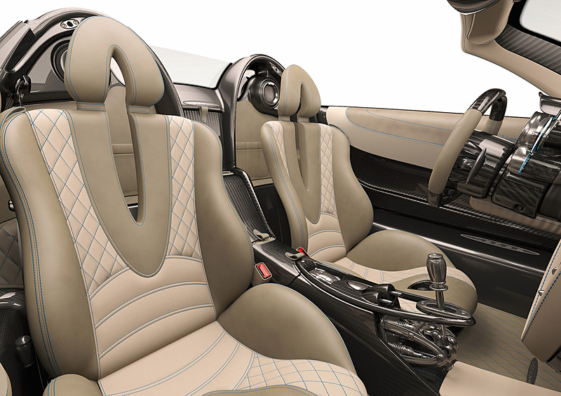 ウアイラ・ロードスターはメルセデスAMGがパガーニのために開発したというV型12気筒6.0リッターツインターボエンジン、7速AMTを搭載