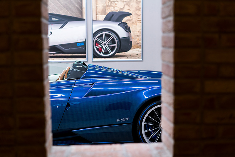 ウアイラ・ロードスターはメルセデスAMGがパガーニのために開発したというV型12気筒6.0リッターツインターボエンジン、7速AMTを搭載