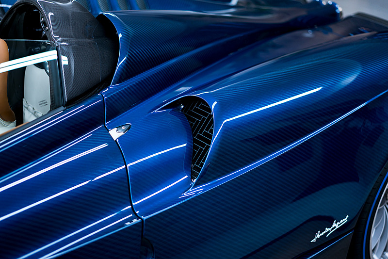 ウアイラ・ロードスターはメルセデスAMGがパガーニのために開発したというV型12気筒6.0リッターツインターボエンジン、7速AMTを搭載