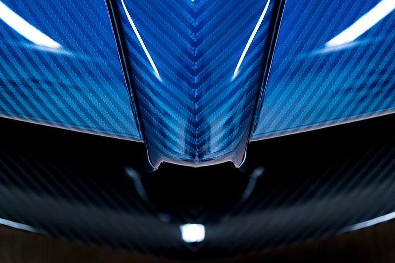 ウアイラ・ロードスターはメルセデスAMGがパガーニのために開発したというV型12気筒6.0リッターツインターボエンジン、7速AMTを搭載