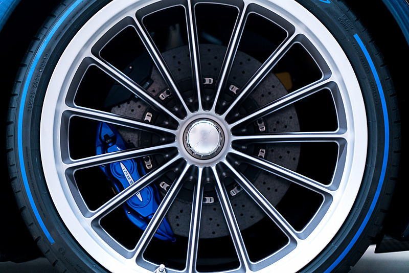 ウアイラ・ロードスターはメルセデスAMGがパガーニのために開発したというV型12気筒6.0リッターツインターボエンジン、7速AMTを搭載