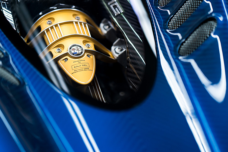 ウアイラ・ロードスターはメルセデスAMGがパガーニのために開発したというV型12気筒6.0リッターツインターボエンジン、7速AMTを搭載