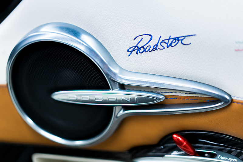 ウアイラ・ロードスターはメルセデスAMGがパガーニのために開発したというV型12気筒6.0リッターツインターボエンジン、7速AMTを搭載