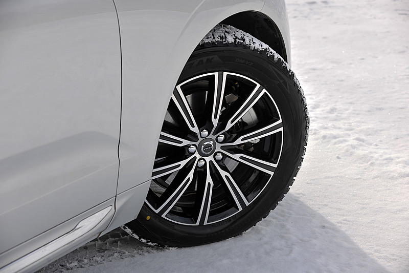 タイヤはブリヂストン「ブリザック DM-V2」（235/55 R19）を装着。ひと目でボルボ車と分かるすっきりしたデザインに加え、エクステリアでは「トールハンマー」と呼ばれるLEDデイタイム・ランニング・ライト、フルLEDタイプのリアコンビネーションランプなどが特徴的