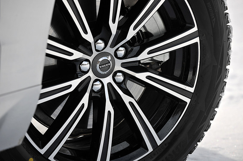 タイヤはブリヂストン「ブリザック DM-V2」（235/55 R19）を装着。ひと目でボルボ車と分かるすっきりしたデザインに加え、エクステリアでは「トールハンマー」と呼ばれるLEDデイタイム・ランニング・ライト、フルLEDタイプのリアコンビネーションランプなどが特徴的