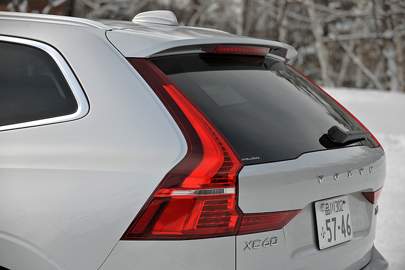 タイヤはブリヂストン「ブリザック DM-V2」（235/55 R19）を装着。ひと目でボルボ車と分かるすっきりしたデザインに加え、エクステリアでは「トールハンマー」と呼ばれるLEDデイタイム・ランニング・ライト、フルLEDタイプのリアコンビネーションランプなどが特徴的