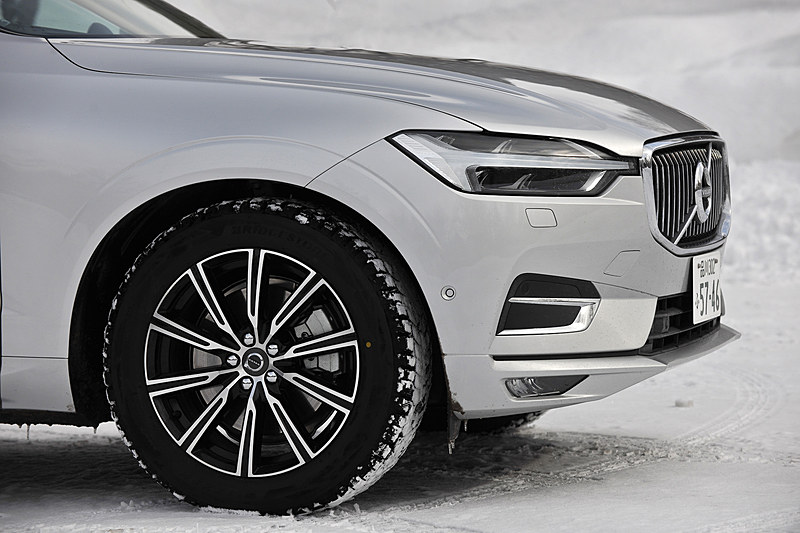 タイヤはブリヂストン「ブリザック DM-V2」（235/55 R19）を装着。ひと目でボルボ車と分かるすっきりしたデザインに加え、エクステリアでは「トールハンマー」と呼ばれるLEDデイタイム・ランニング・ライト、フルLEDタイプのリアコンビネーションランプなどが特徴的
