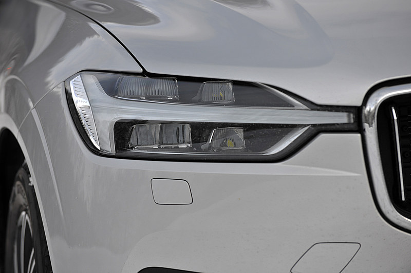 タイヤはブリヂストン「ブリザック DM-V2」（235/55 R19）を装着。ひと目でボルボ車と分かるすっきりしたデザインに加え、エクステリアでは「トールハンマー」と呼ばれるLEDデイタイム・ランニング・ライト、フルLEDタイプのリアコンビネーションランプなどが特徴的