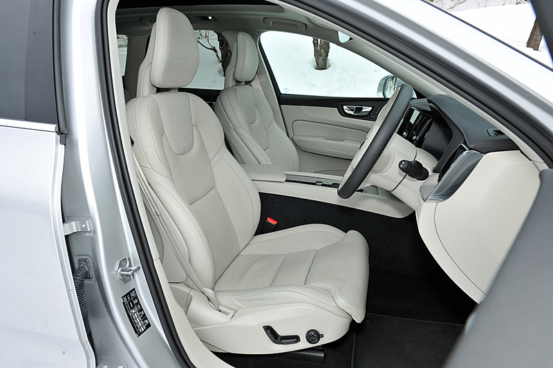 インテリアでは美しいスカンジナビアンデザインを表現するべく、流木からデザインコンセプトを取り入れたというドリフトウッド、質感の高いメタルを用いたデコレーション・パネルなどを採用。インスクリプションはパーフォレーテッド・ファインナッパレザーシートを標準装備する