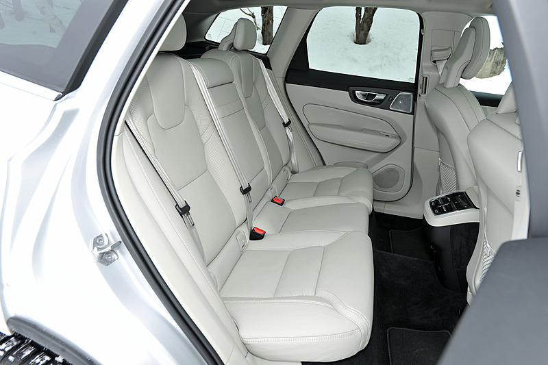 インテリアでは美しいスカンジナビアンデザインを表現するべく、流木からデザインコンセプトを取り入れたというドリフトウッド、質感の高いメタルを用いたデコレーション・パネルなどを採用。インスクリプションはパーフォレーテッド・ファインナッパレザーシートを標準装備する