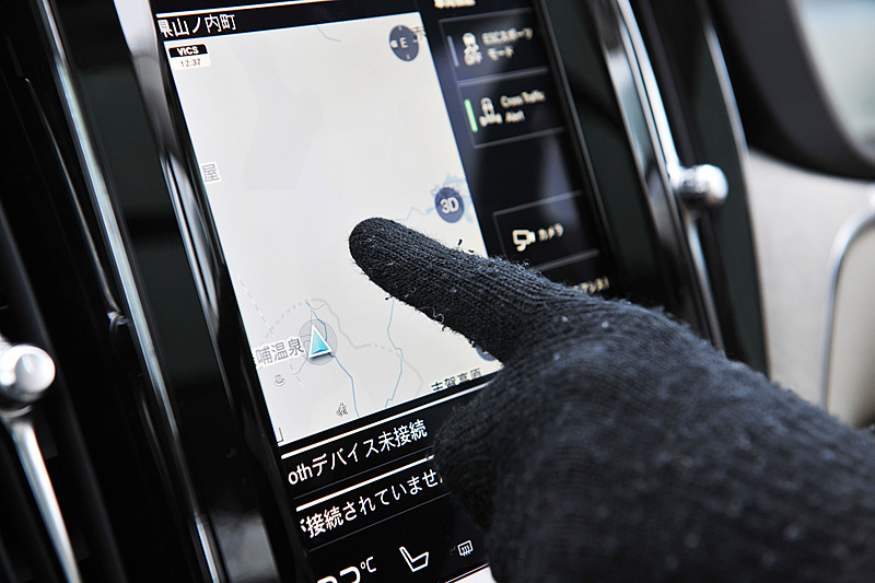 ドアパネルはサイドシル全体をカバーする形状を採用し、車内に出入りする際に足下が汚れにくいようにデザイン。また、センターディスプレイに手袋をつけたままでも操作できる赤外線式を採用するといった点は、雪国で鍛えられたボルボ車の美点