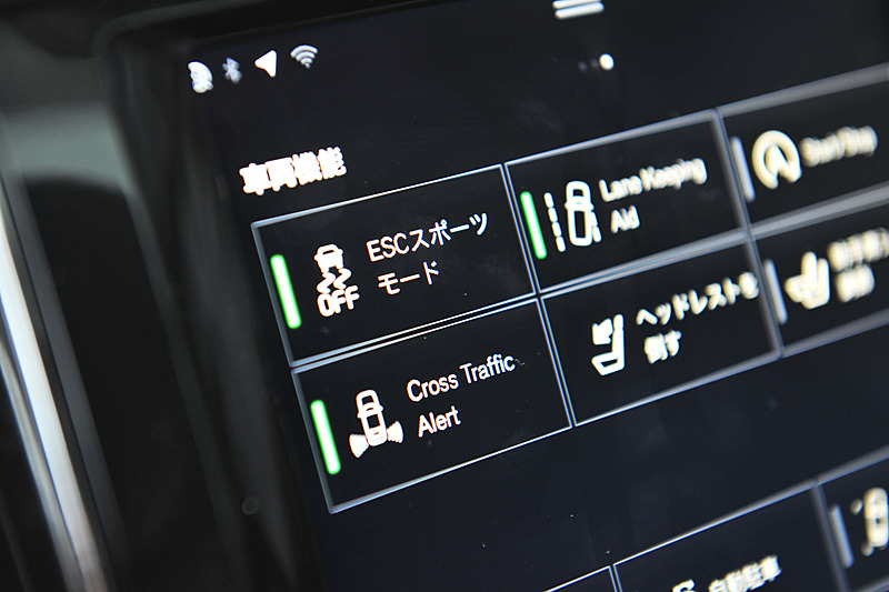 インパネ中央のディスプレイで「ESCスポーツモード」を選択できる