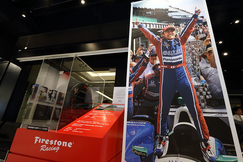 佐藤琢磨選手がインディ500で実際に使ったファイアストンのタイヤも会場に展示されている