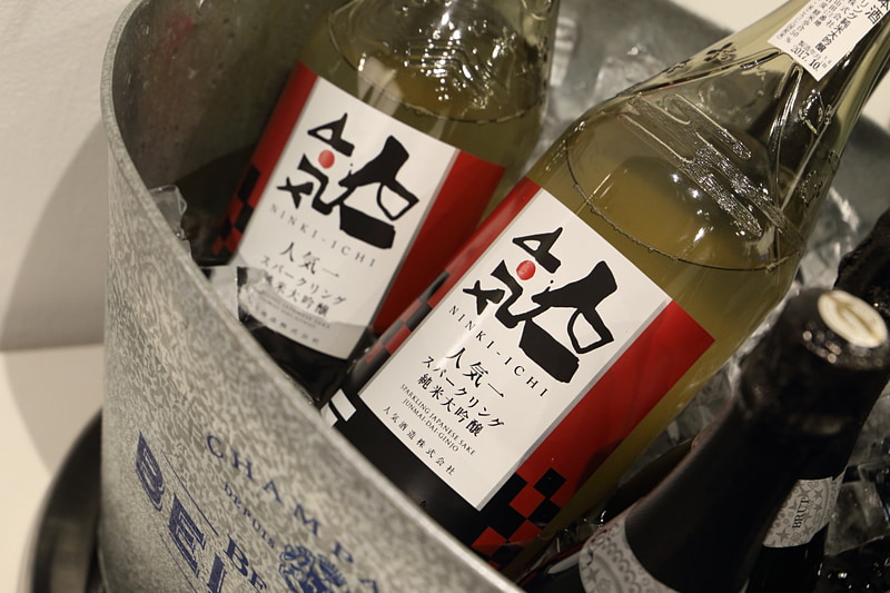 実際のレースの表彰式で使用されているスパークリングの日本酒で乾杯を行なった