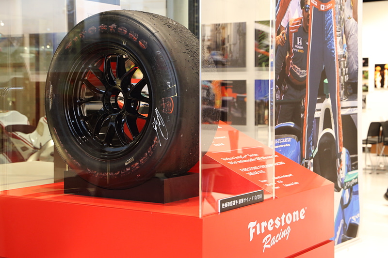 会場に展示されている、佐藤琢磨選手がインディ500で実際に装着したファイアストンのタイヤ
