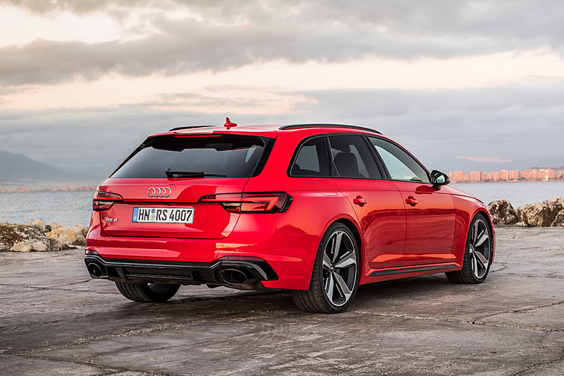 新型RS 4 アバントのボディサイズは4781×1866×1404mm（全長×全幅×全高）、ホイールベースは2826mm。先代モデルから62mm長く、16mm広く、12mm低いスリーサイズとなった