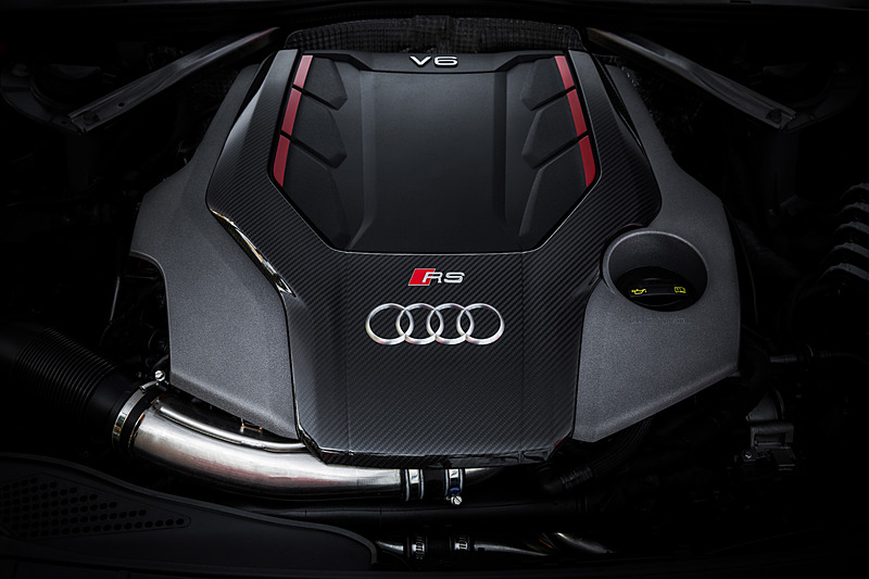 新型RS 4 アバントでは最高出力331kW（450PS）/5700-6700rpm、最大トルク600Nm/1900-5000rpmを発生するV型6気筒2.9リッターツインターボエンジンを搭載。トランスミッションには8速ATのティプトロニックを組み合わせる