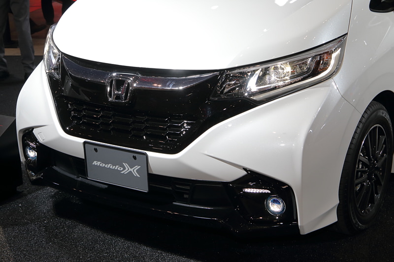 フリード Modulo Xはファミリー層も乗るクルマなので、派手すぎるエクステリアデザインは好まれない。マンションの駐車場に駐めたときにもまわりから浮きすぎないレベルに抑えつつ、空力で必要な性能を突き詰めた逸品