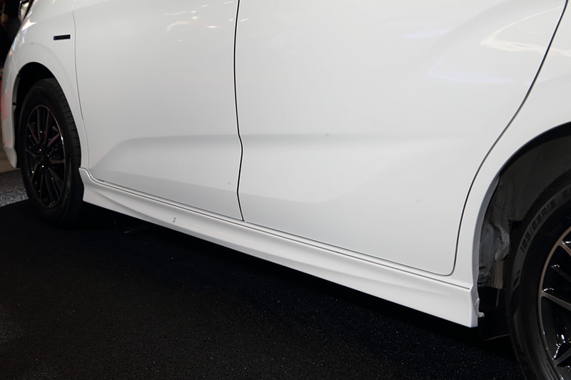 フリード Modulo Xはファミリー層も乗るクルマなので、派手すぎるエクステリアデザインは好まれない。マンションの駐車場に駐めたときにもまわりから浮きすぎないレベルに抑えつつ、空力で必要な性能を突き詰めた逸品