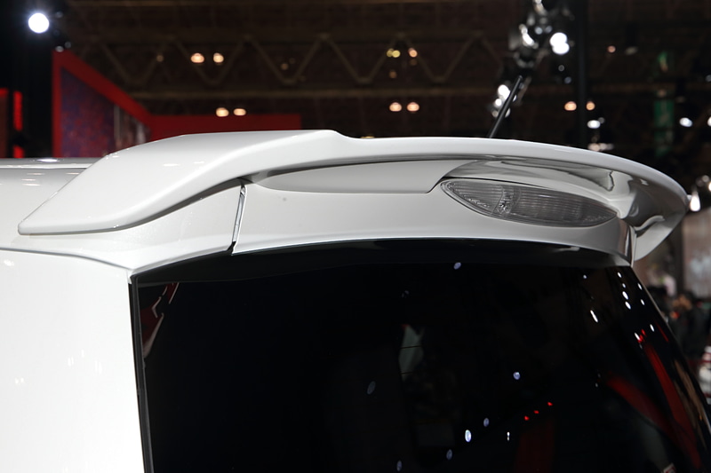 フリード Modulo Xはファミリー層も乗るクルマなので、派手すぎるエクステリアデザインは好まれない。マンションの駐車場に駐めたときにもまわりから浮きすぎないレベルに抑えつつ、空力で必要な性能を突き詰めた逸品